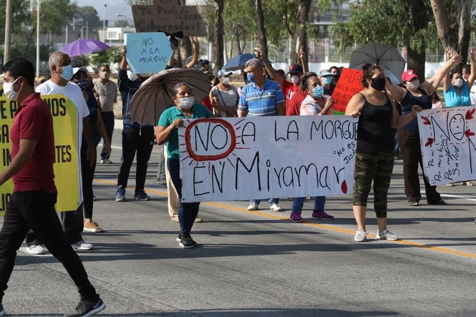 Vecinos de Miramar bloquean Periférico, ante el descontento de que en la zona se habilite una morgue para víctimas de coronavirus.