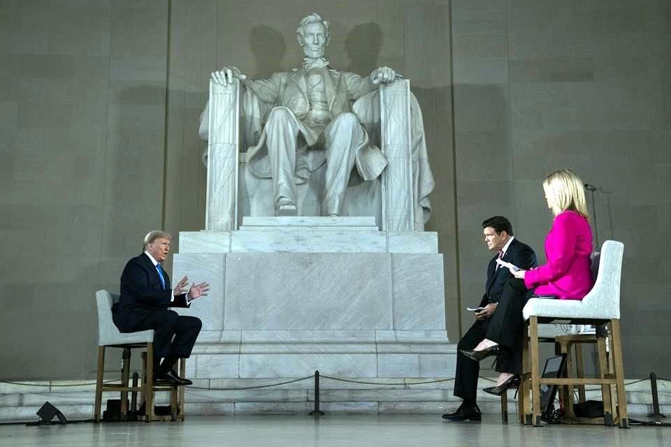 Trump participó en un evento con la cadena Fox desde el Lincoln Memorial.