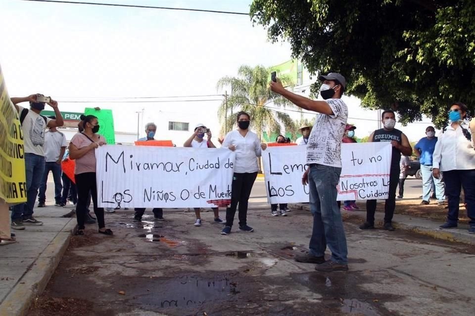 El contingente era de al menos 50 personas, estimó la Policía Vial.