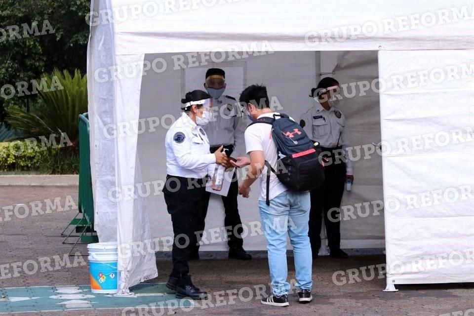 Los trabajadores arribaron con maletas para pasar varios días en Los Pinos para evitar ir a sus casas.