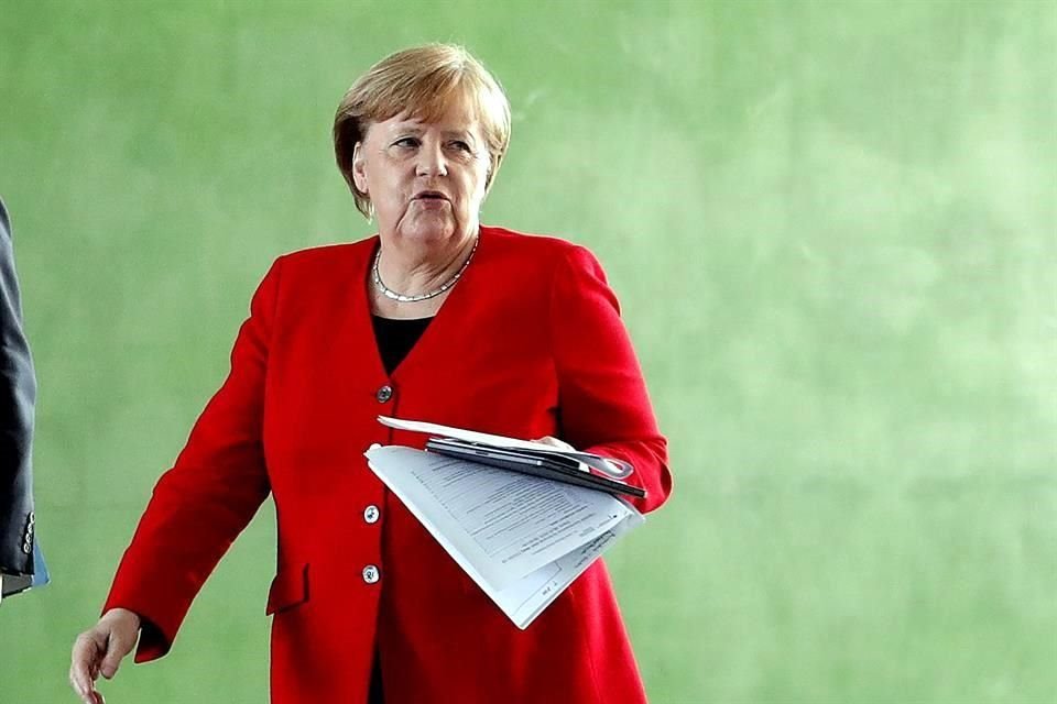 La Canciller de Alemania, Angela Merkel, llega a una conferencia de prensa, tras la reunión con los líderes regionales.