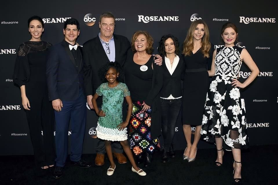 Whitney Cummings, Michael Fishman, John Goodman, Jayden Rey, Roseanne Barr, Sara Gilbert, Sarah Chalke y Emma Kenney, elenco de 'Roseanne'.