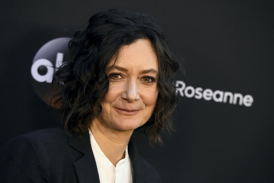 ABC planea un spinoff de la serie 'Roseanne' tras cancelarla por un tweet racista de su estrella; la nueva protagonista sería Sara Gilbert.