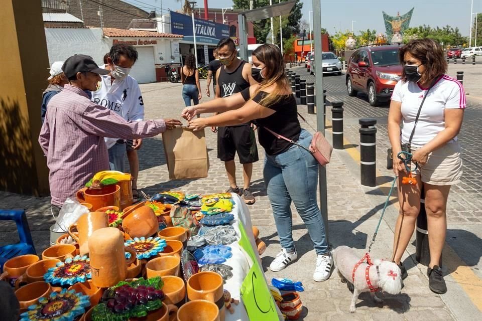 Hasta hace unos días, artesanos estuvieron intercambiando sus artesanías por despensas, en Tonalá.