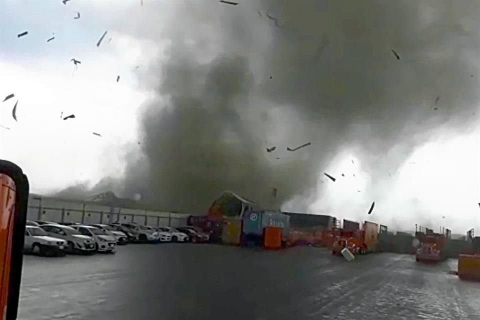De forma inesperada, con la entrada de un sistema frontal se registró ayer un tornado que alcanzó rachas de hasta 200 kilómetros, y que a su paso dejó una senda de destrozos.