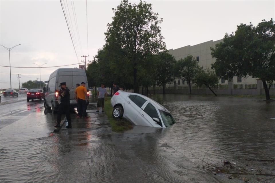 Decenas de autos resultaron dañados por la tormenta.