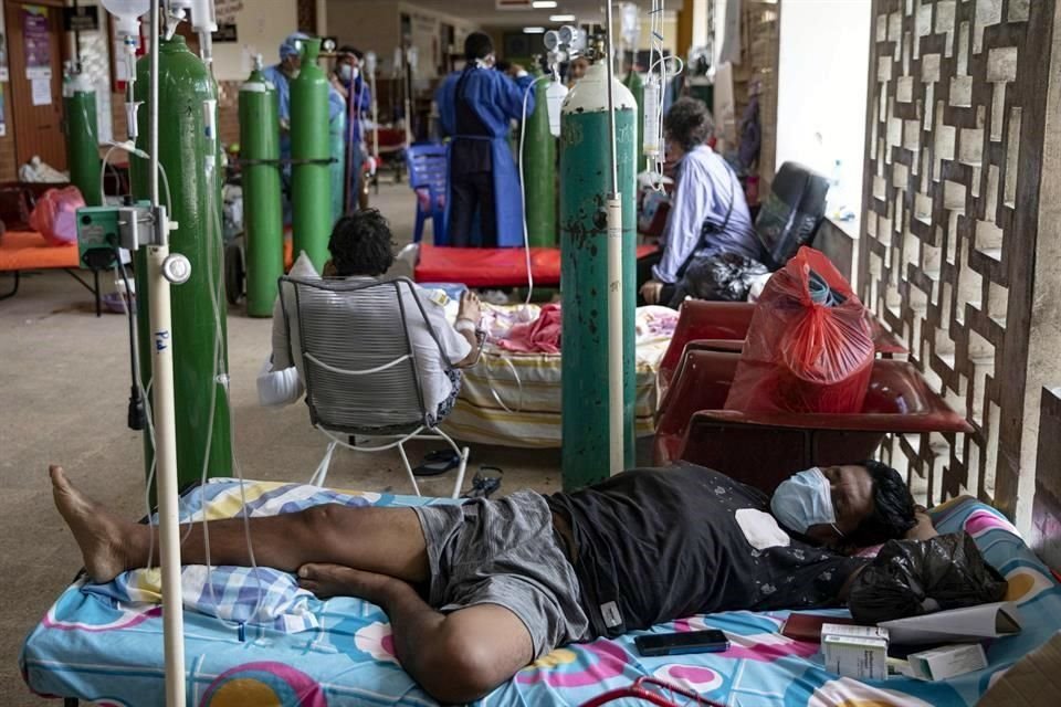 Un hombre con mascarilla descansa en una sala con pacientes de Covid-19 en el Hospital Regional de Iquitos, el 7 de mayo de 2020, en Iquitos,Perú.