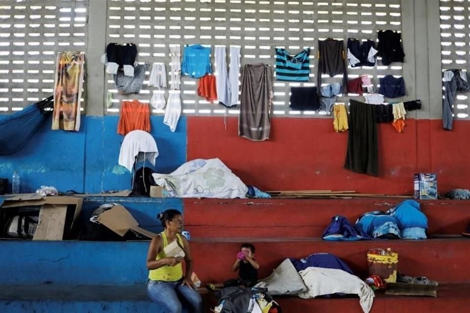 Gimnasios y otros sitios en barrios marginados de Brasil han servido de asilo para migrantes.