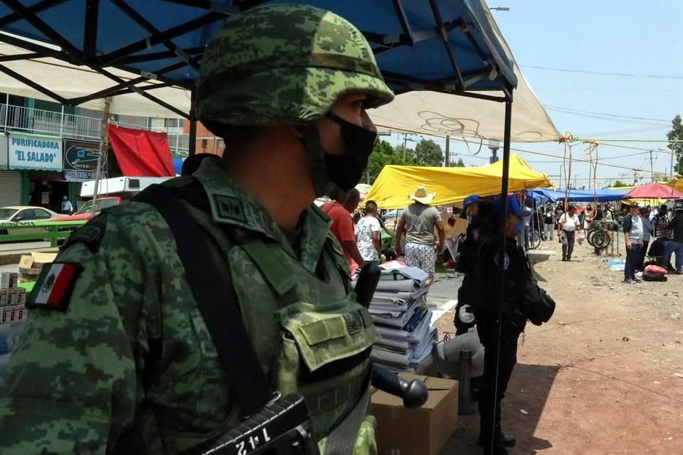 El Presidente AMLO ordenó este lunes a las Fuerzas Armadas dedicarse a tareas de seguridad pública, en complemento a Guardia Nacional.