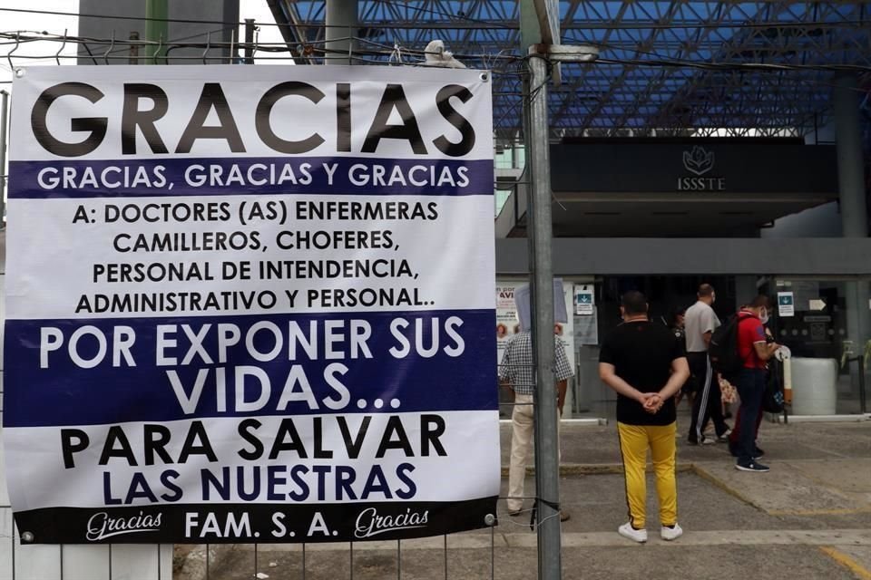 Lona de agradecimiento al personal médico colocada en la entrada principal del hospital del ISSSTE Valentín Gómez Farías