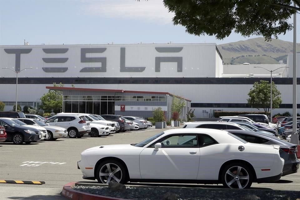 Vehículos estacionados hoy en la planta de Tesla en Fremont, California.