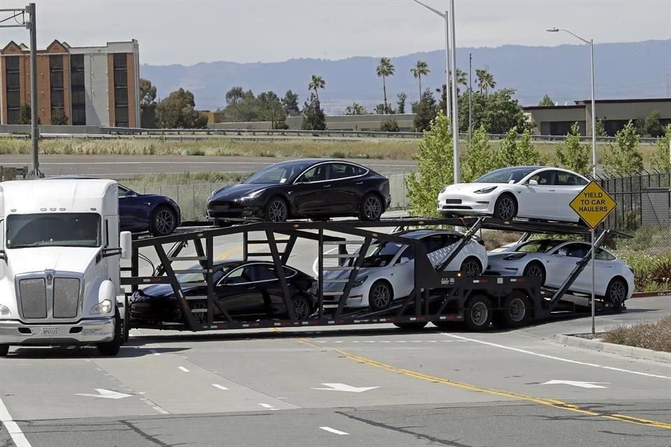 Nuevo vehículos Tesla salen hoy de la planta en Fremont, California.