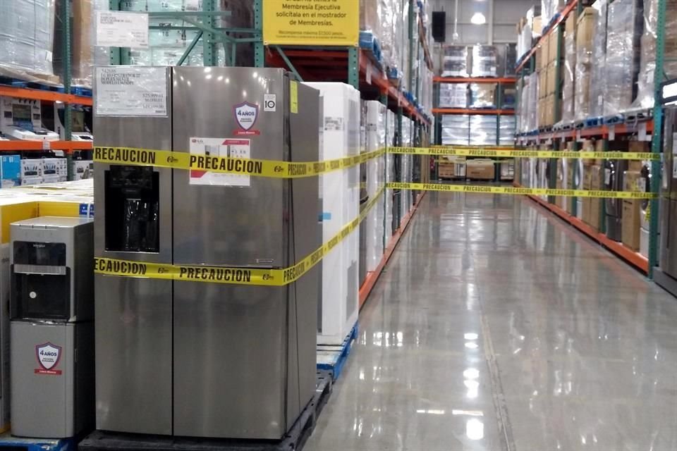 El área de línea blanca en Costco Valle Oriente fue acordonada con una cinta de plástico para restringir la venta de esos productos.