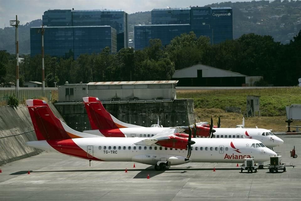 Avianca es la aerolínea más grande de Colombia y se declaró en bancarrota tras sufrir un desplome en sus ingresos luego de que mercados cruciales para ella suspendieron todos los vuelos debido a la pandemia de coronavirus.