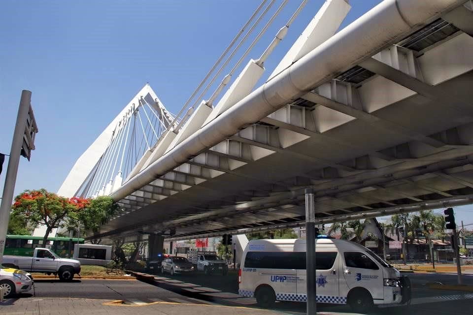 Un ex policía de Guadalajara trató de arrojarse desde el Puente Matute Remus.