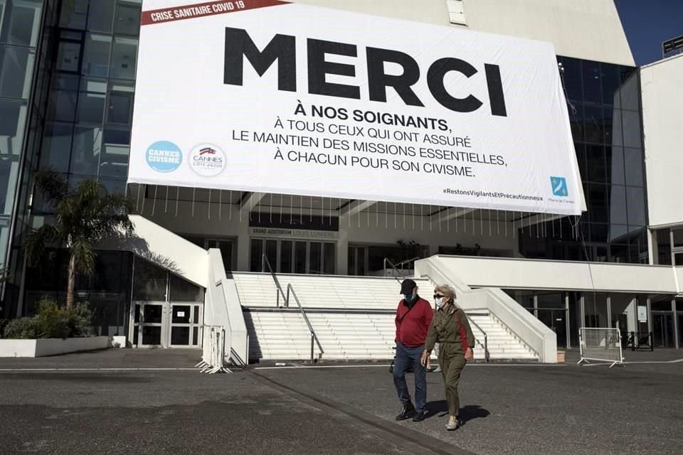 En el Palacio de Festivales de Cannes, hay un  letrero que dice: 'Gracias a nuestros cuidadores'.