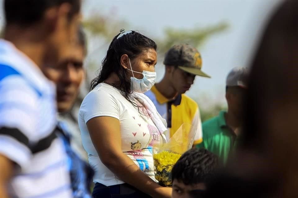 Una mujer usa un cubrebocas en un funeral en el cementerio Central de Managua, Nicaragua.