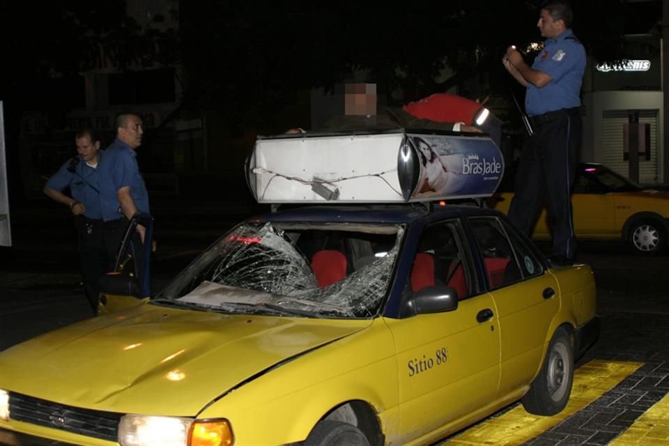 Un hombre fue atropellado por un taxi y viajó varias cuadras en él, al haber quedado en el portaequipajes, aunque más tarde murió