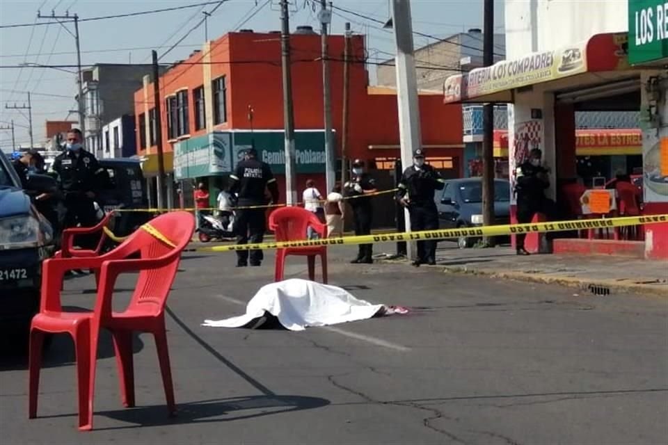 El cuerpo quedó tendido en la esquina de Avenida de los Ejidos frente al número 213 y su esquina con Pirul.