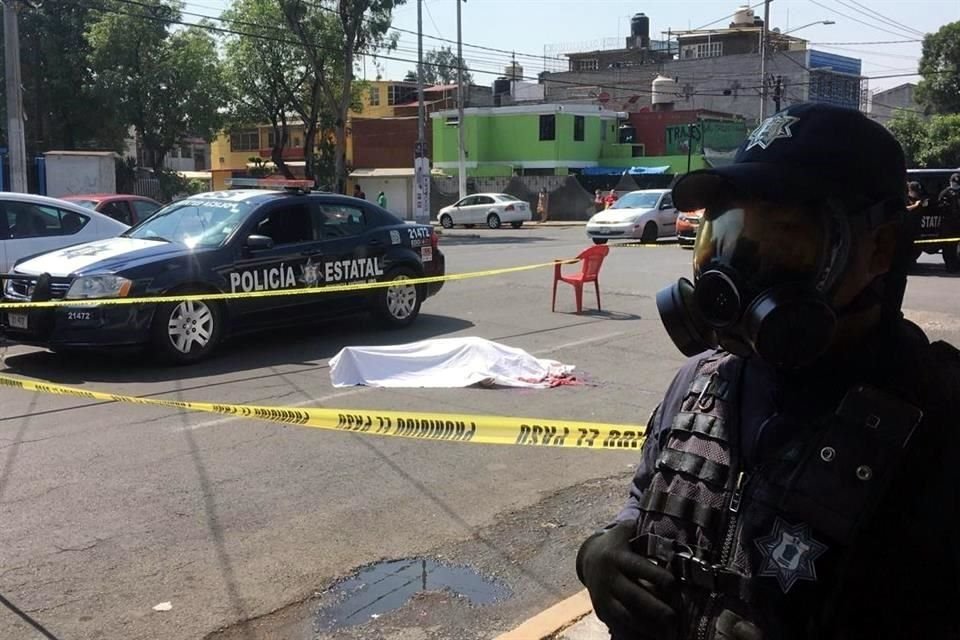 Policías estatales mantienen acordonada la zona en espera de personal de Servicios Periciales.