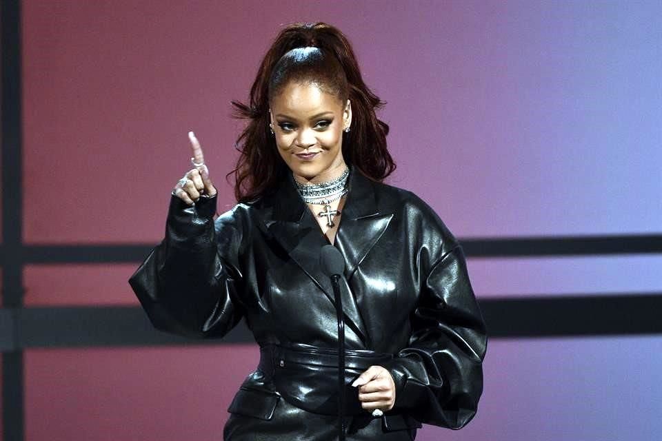 Rihanna superó a algunos de los músicos más famosos de Gran Bretaña, como Mick Jagger y Keith Richards de los Rolling Stones, Elton John y Rod Stewart.