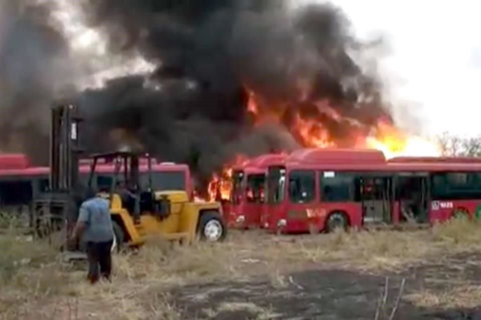 En las indagatorias de la Fiscalía se establece como causa del incendio un cortocircuito en una de las unidades, que provocó un flamazo inicial y terminó por expandirse y dañar a otros ocho camiones.