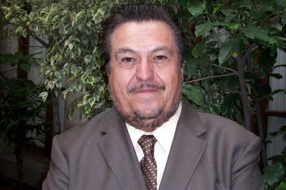 El escritor nació en Ixmiquilpan, Hidalgo, el 24 de diciembre de 1953 y estudió Periodismo y Ciencias de la Comunicación en la Facultad de Ciencias Políticas y Sociales de la UNAM.