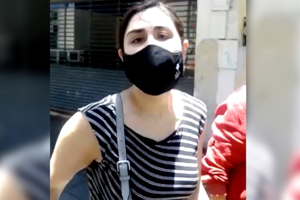 La mujer le dio un manotazo al policía que comenzó a grabarla.