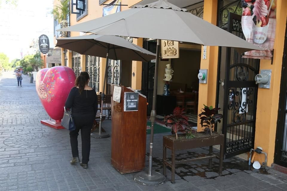 Se espera que la decisión de que restaurantes y cafeterías puedan operar al 50 por ciento a partir del lunes en Jalisco, permita salvar empleos.