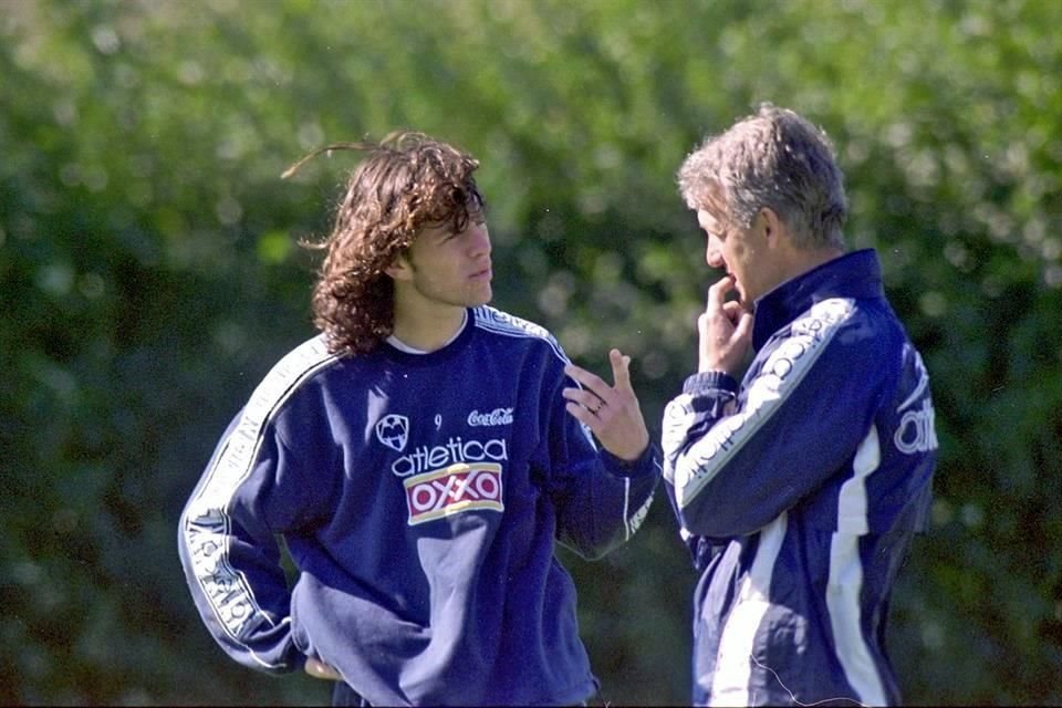 Benito Floro debutó a Antonio De Nigris, a quien le vio cualidades para estar en el primer equipo.