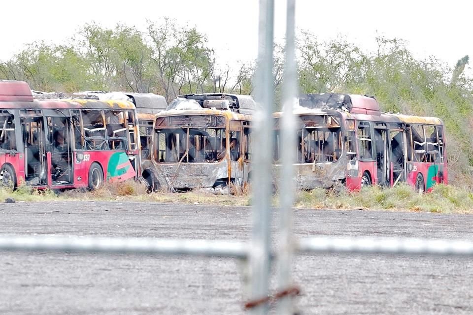 Los 9 camiones dañados por el incendio aún permanecen en el terreno.
