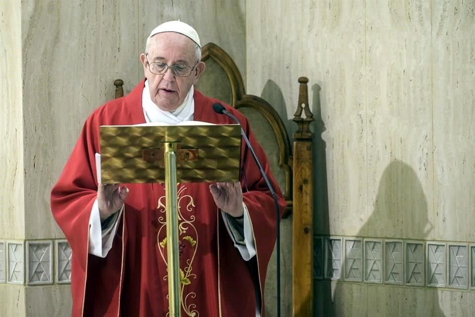 El Papa Francisco pidió que a pesar de la crisis mundial causada por pandemia de Covid-19, no se olvide a los refugiados y desplazados.