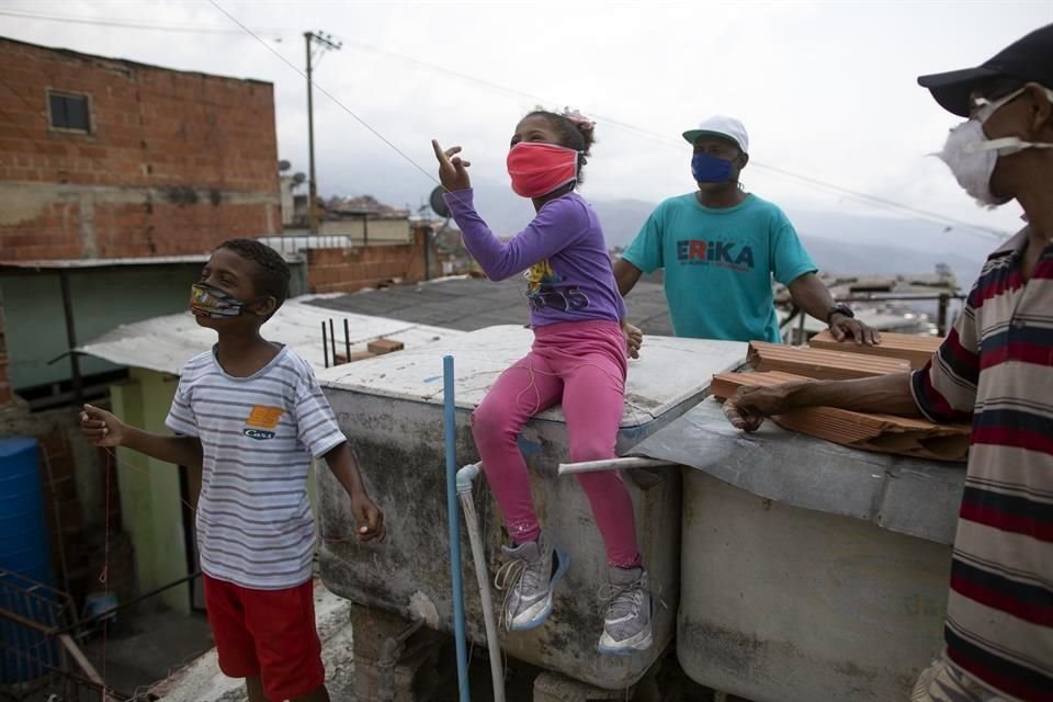 Una familia vuela un cometa en un vecindario de Caracas, Venezuela.