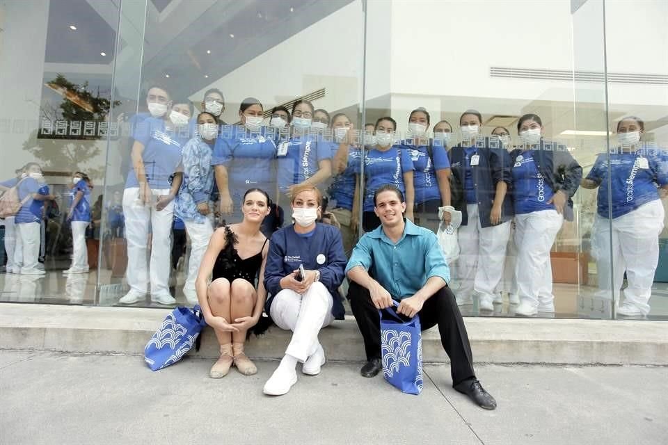 Los bailarines con el personal médico.