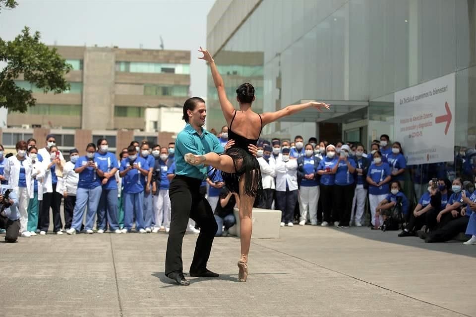 Ballet de Monterrey baila para los médicos del Hospital San José para agradecer su labor durante la pandemia de Covid-19