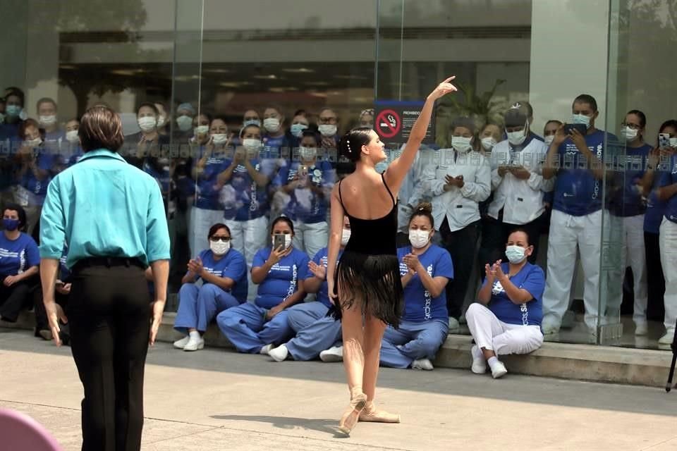 Al finalizar la danza, los bailarines recibieron un aplauso de los presentes.