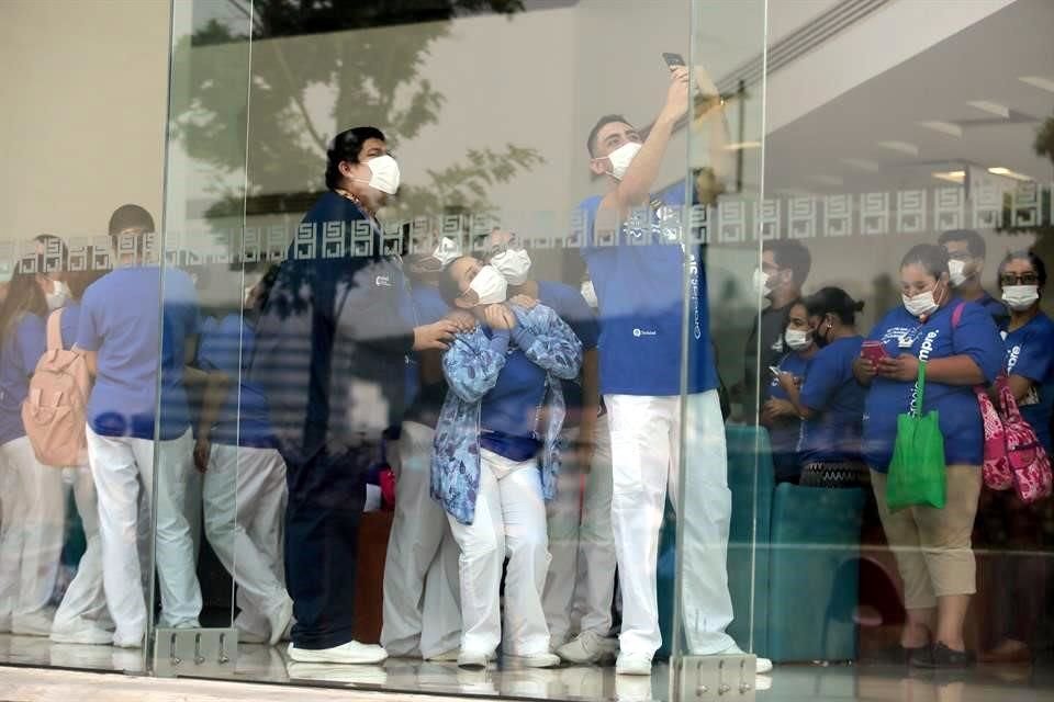 Para el personal médico el baile fue una ocasión para convivir con sus compañeros.
