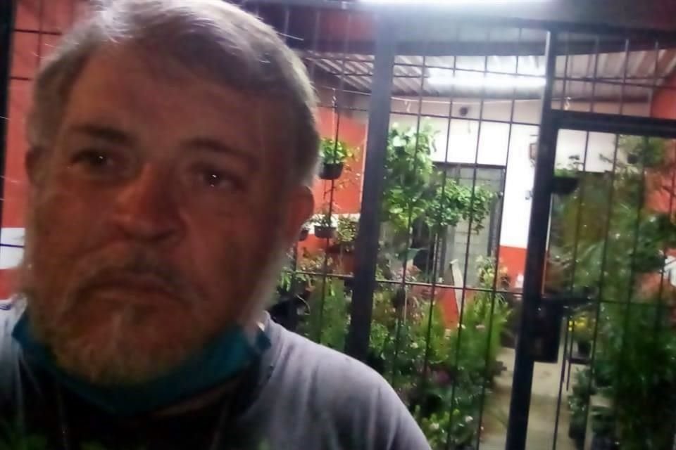 Francisco Martín Herrera tiene un vivero en la cochera de su casa; lo han rechazado de otros empleos por ser ex policía.