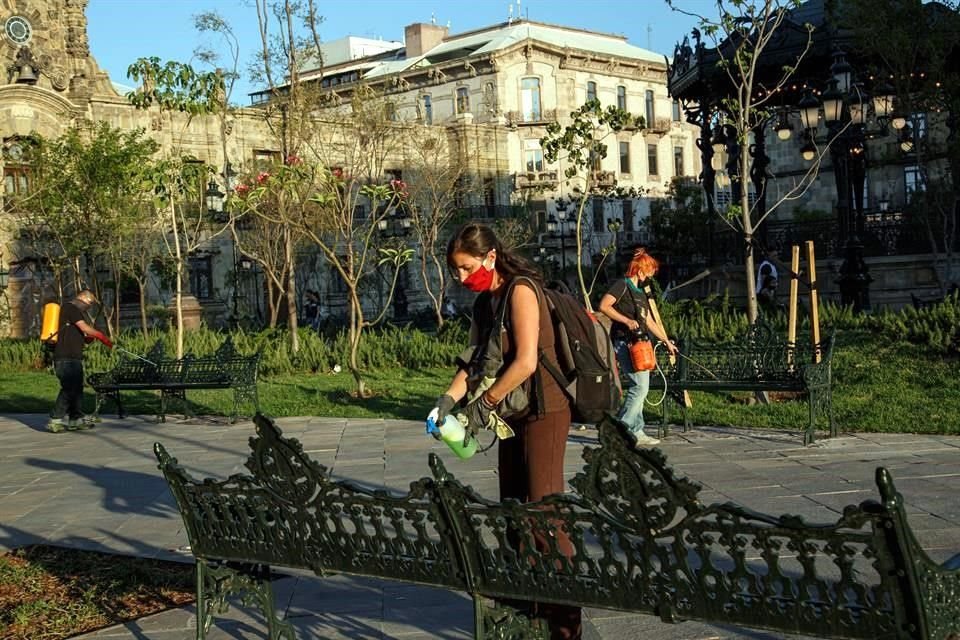 Mención especial merece un grupo de amigos voluntarios que sanitizan espacios públicos. Ayer lo hicieron en la Plaza de Armas.