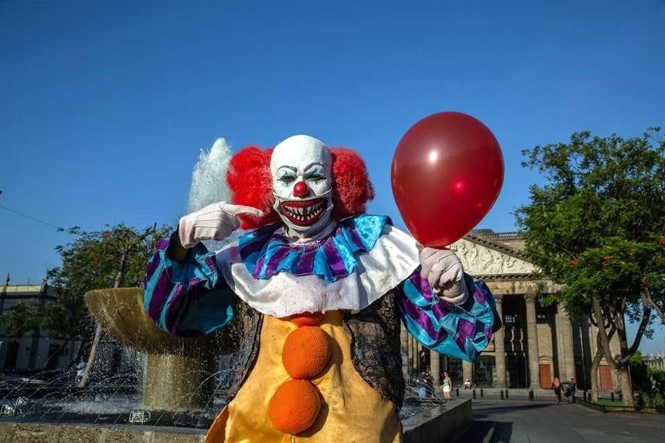 Lo malo es que a este payaso, el 'Eso de Guadalajara', casi no le caen clientes.