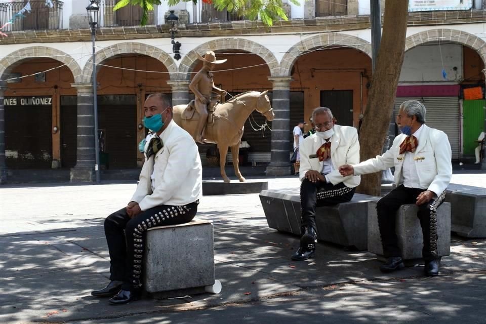 Músicos instalados en la Plaza de los Mariachis también sufren ante la falta de clientela.
