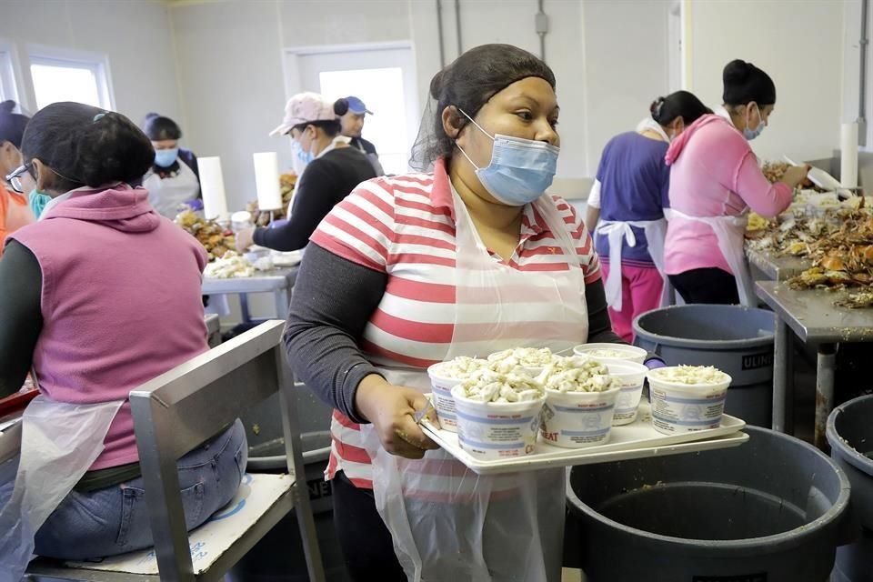 Las mujeres realizan trabajos de primera línea en el sector sanitario y asistencia social.