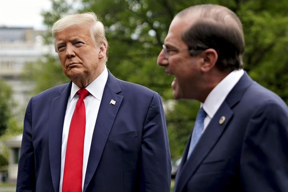 El Secretario de Salud, Alex Azar, (der.) participó en una Asamblea donde recriminó a la OMS por su papel durante la pandemia.