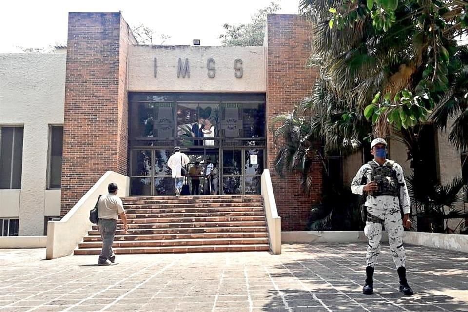 Al menos 184 unidades médicas resguardadas por la Guardia Nacional pertenecen al IMSS.