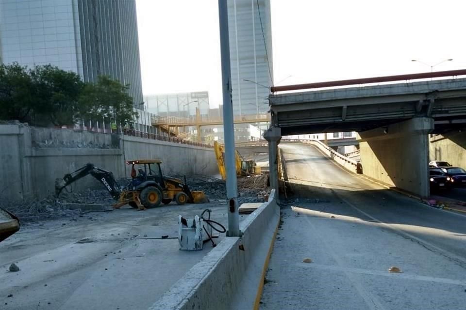 El tramo que pasa sobre los carriles normales de la Avenida Constitución fue retirado en su totalidad.