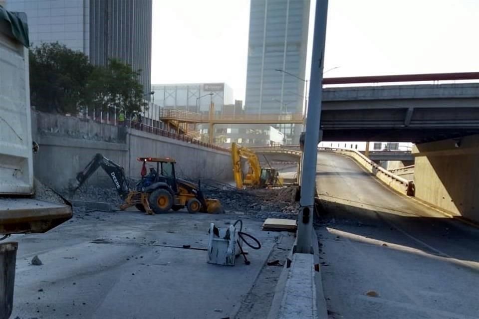 El tramo que pasa sobre los carriles normales de la Avenida Constitución fue retirado en su totalidad.