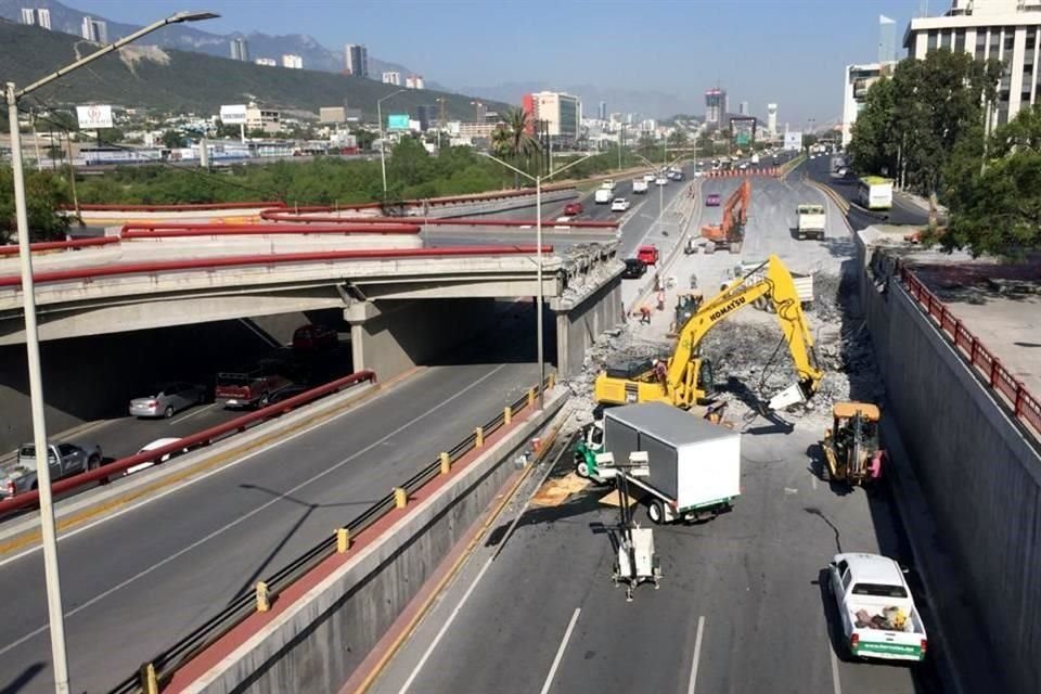 El tramo que pasa sobre los carriles normales de la Avenida Constitución fue retirado en su totalidad.