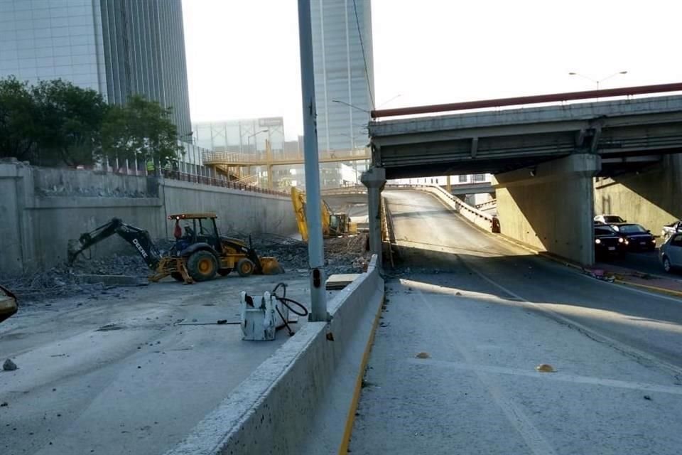 Como parte de los trabajos de reparación, un tramo del puente Pino Suárez fue derribado.