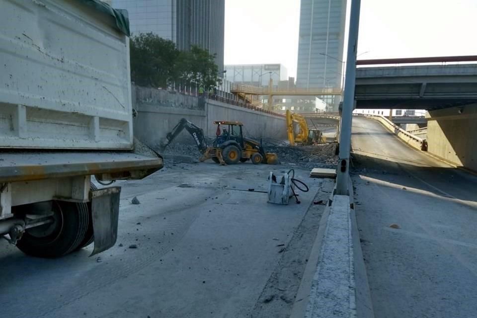 El tramo que pasa sobre los carriles normales de la Avenida Constitución fue retirado en su totalidad.