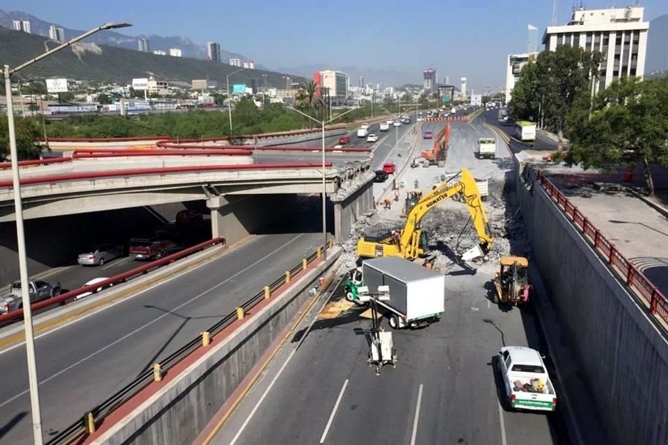 El tráfico fue desviado a los carriles exprés.